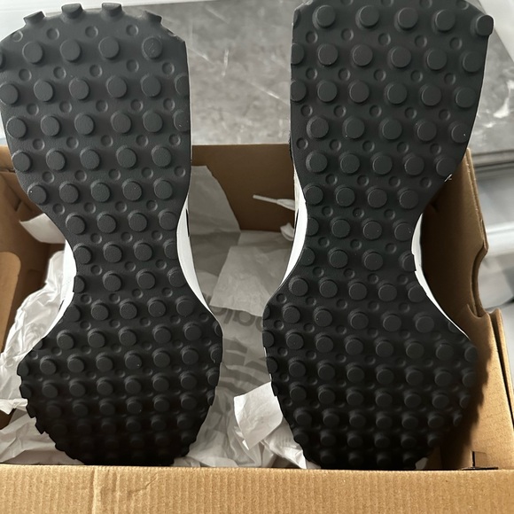 New Balance black and white trainers size 10.5 - Picture 4 of 4